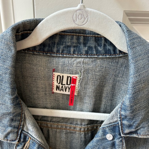 NWOT Old Navy denim jacket. Light distressing. Medium wash. Classic. Size L - Picture 2 of 11